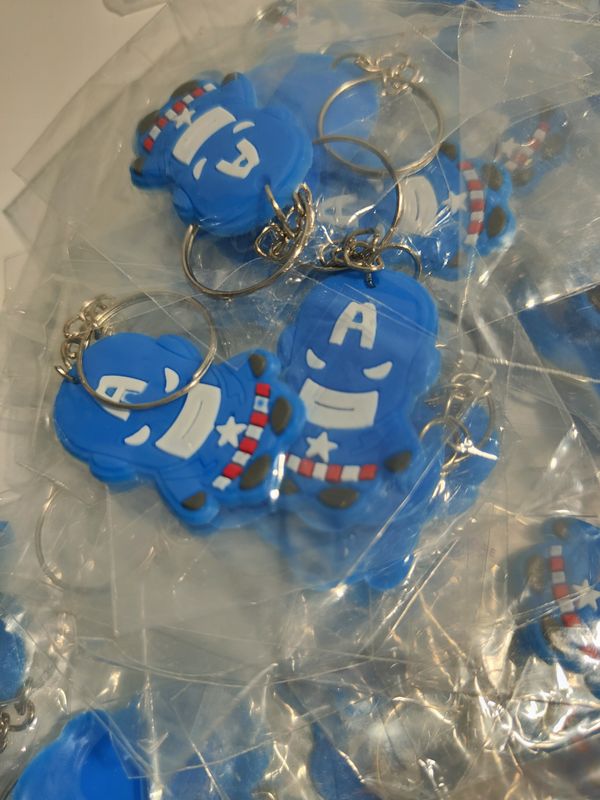 10 portachiavi zaino scuola Capitan America in PVC regalini fine festa