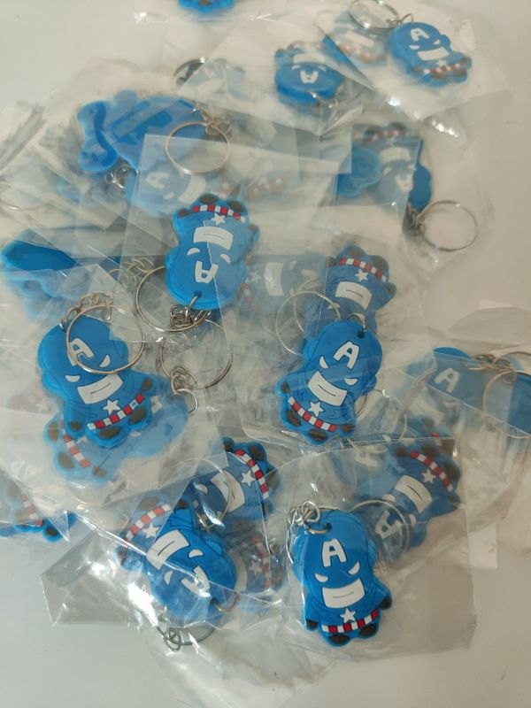 10 portachiavi zaino scuola Capitan America in PVC regalini fine festa