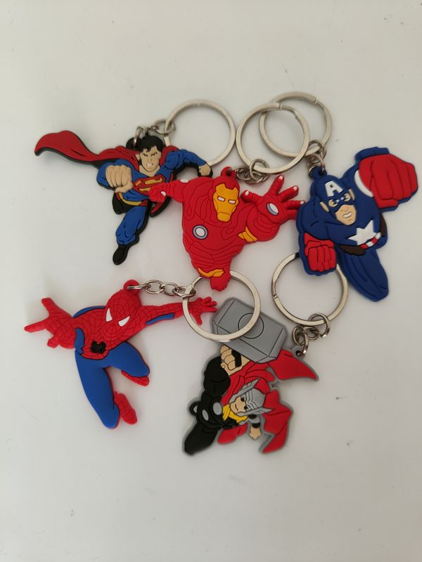 10 portachiavi zaino scuola Avengers in PVC regalini fine festa