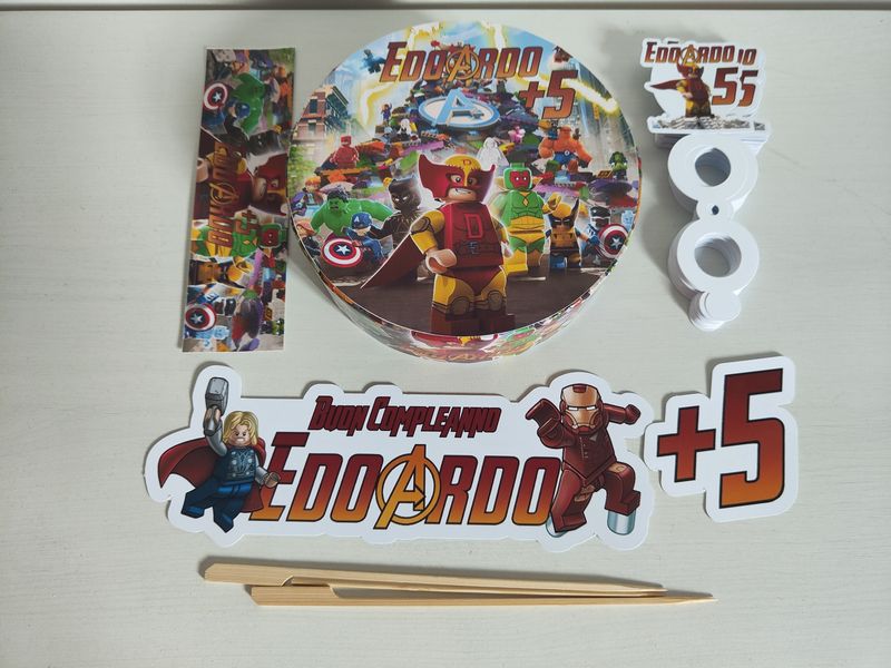 Torta finta Chupa Chups Avengers polistirolo scenografica personalizzata