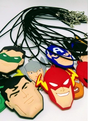 âŹ0,95 - 10 Collane pendente in PVC Avengers
