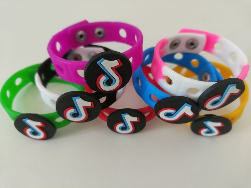 10 Bracciali in gomma personaggi 2D tik tok regali fine festa
