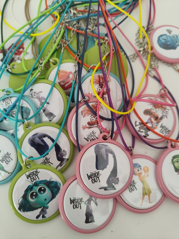 Collane inside out personalizzati gadget regalini fine festa compleanno