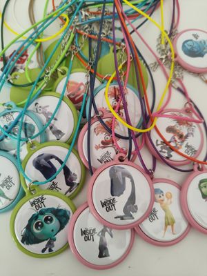 Collane inside out personalizzati gadget regalini fine festa compleanno