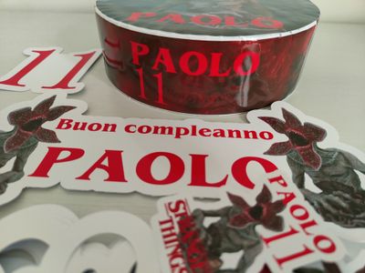 Torta finta Chupa Chups Stranger Things polistirolo scenografica personalizzata
