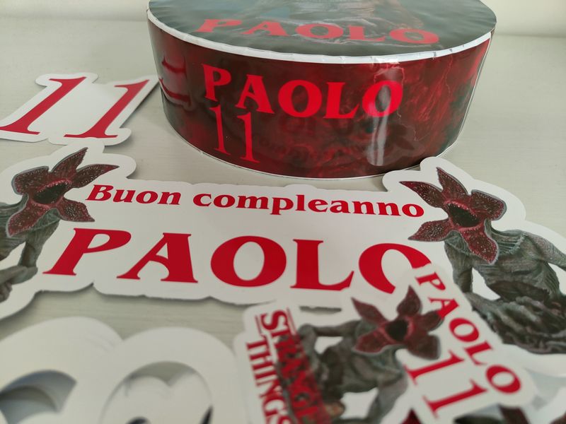 Torta finta Chupa Chups Stranger Things polistirolo scenografica personalizzata