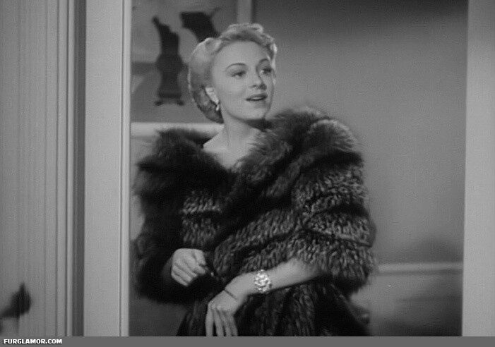 Vintage Luxurious Fox Fur Wrap 70 Inch Hollywood Glam Fur Caplet