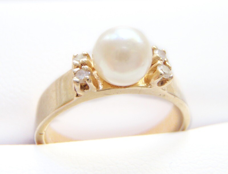 Pretty gold pearl and 4 diamond ring