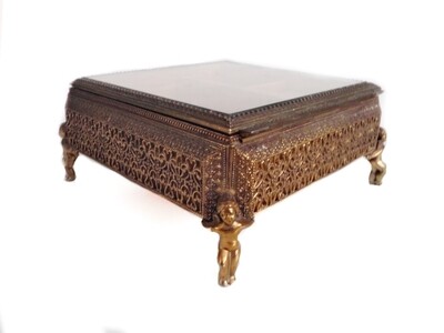 Musical box play Love is a Many Splendored Thing 