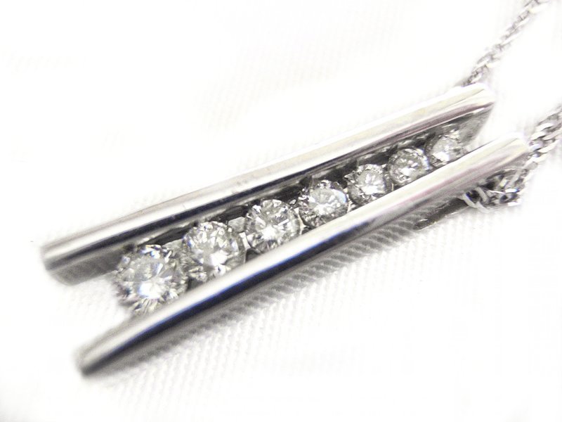 6 ascending diamonds set in white gold