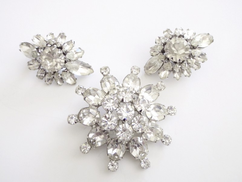 Weiss Brooch Rhinestone Star Brooch Earrings Demi Parure Set