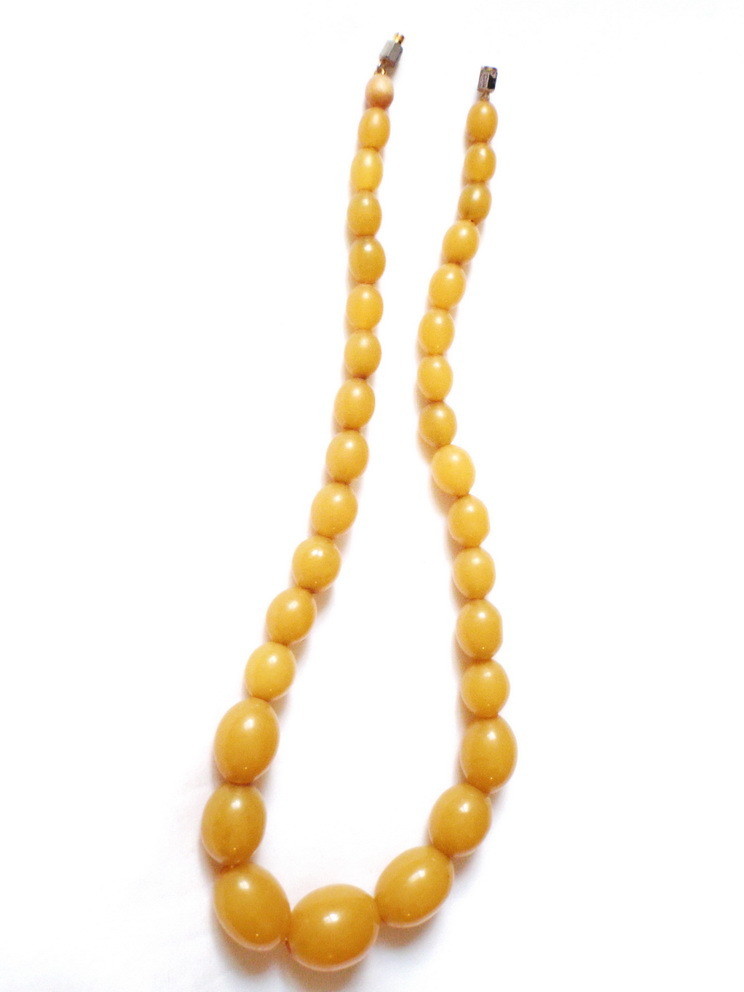 Genuine Egg Yoke Bakelite 18 Inch Graduated Beads Necklace