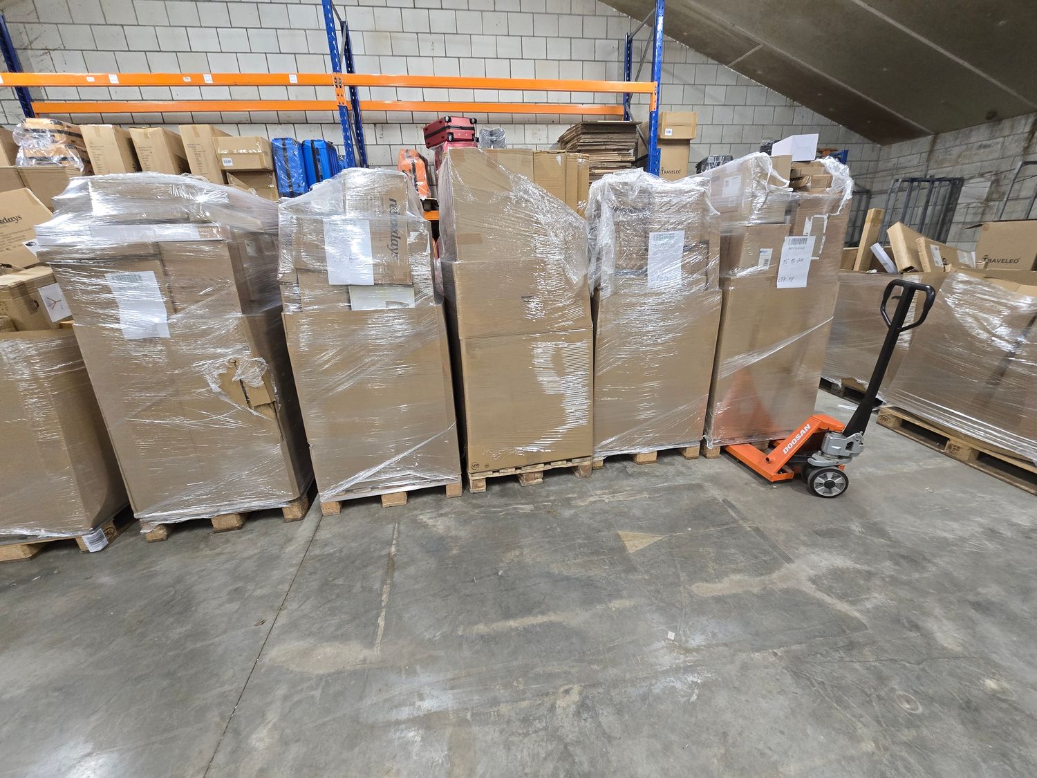 Partij Retourpallets meerdere op voorraad. (€ 435 ex. Btw) . per pallet