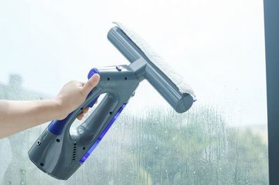 Swiss Pro+ Ruitenreiniger 3-in-1 WV2 Blue Edition – Oplaadbare Window Vac met Sprayfunctie, Smalle Zuigmond &amp; 2 Microvezeldoeken