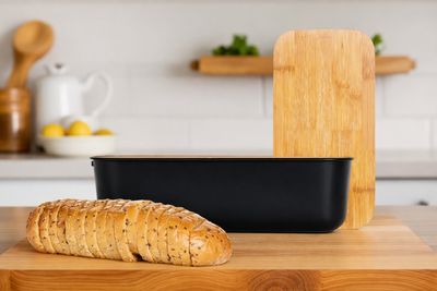 Cheffinger Broodtrommel met Bamboe Deksel – Zwart – Brooddoos met Snijplank