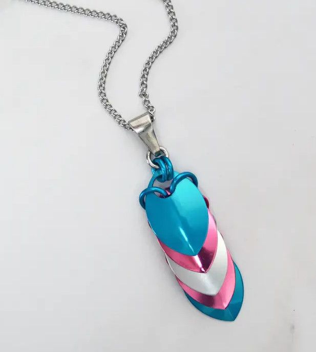 PRIDEMAILLE TRANSGENDER PRIDE MEDIUM CHEVRON NECKLACE