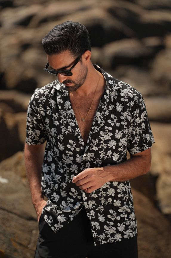 BLACK & WHITE FLORAL PRINT BUTTON UP SHIRT, Size: LARGE