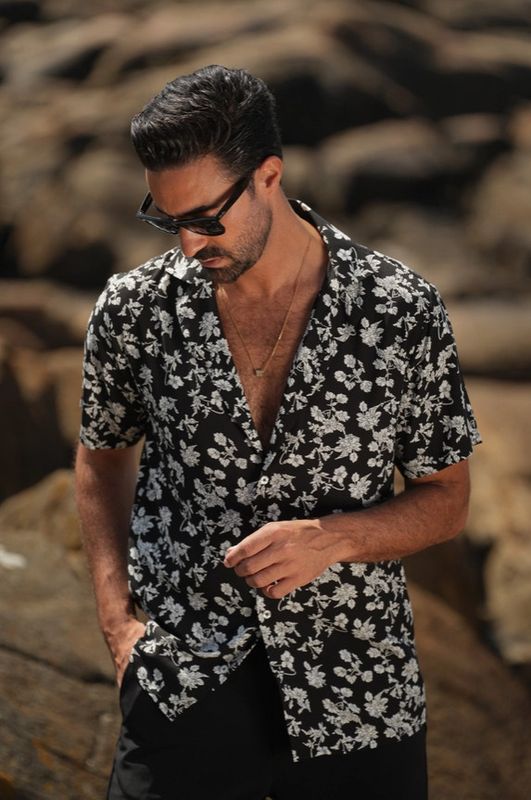 BLACK & WHITE FLORAL PRINT BUTTON UP SHIRT