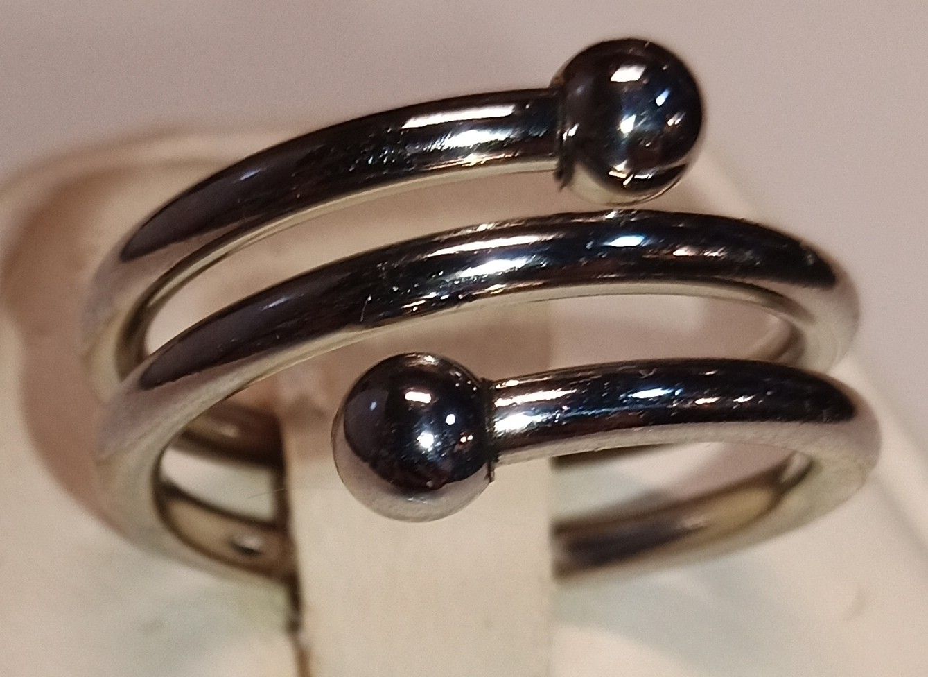 RING- SPIRAL BAND WITH BALL ENDS SIZE 5 RING- SPIRAL BAND WITH BALL ENDS SIZE 5