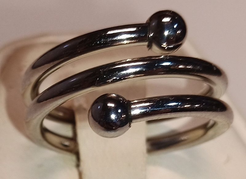 RING- SPIRAL BAND WITH BALL ENDS SIZE 5 RING- SPIRAL BAND WITH BALL ENDS SIZE 5