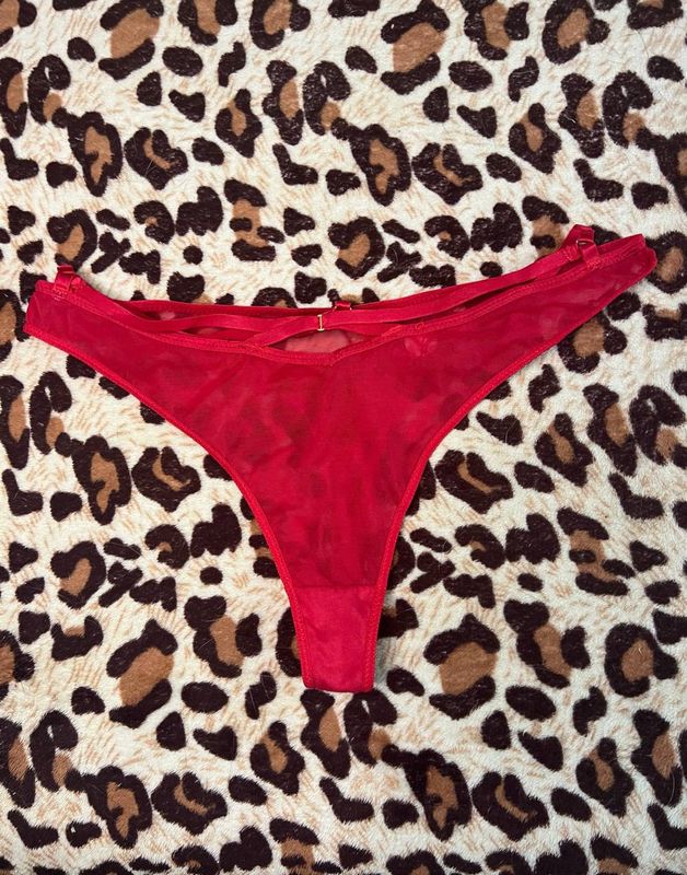Tanga rojo con encajes