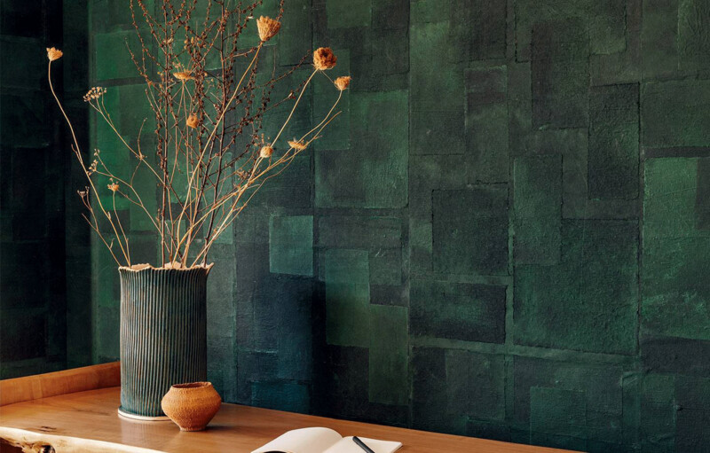 Elitis. Art Paper - Amami
Kolekcja zestawia ręcznie robione papiery morusowe i bibułę - niebarwioną lub tkaną z naturalnymi pigmentami - w całości wycinane i ręcznie wykonane. Można poczuć materiał papieru, jego fakturę, aksamitną naturę i tekstury, które różnią się w zależności od jakości papieru: gęste i ciężkie w jednym wzorze, delikatne i przejrzyste w innym.