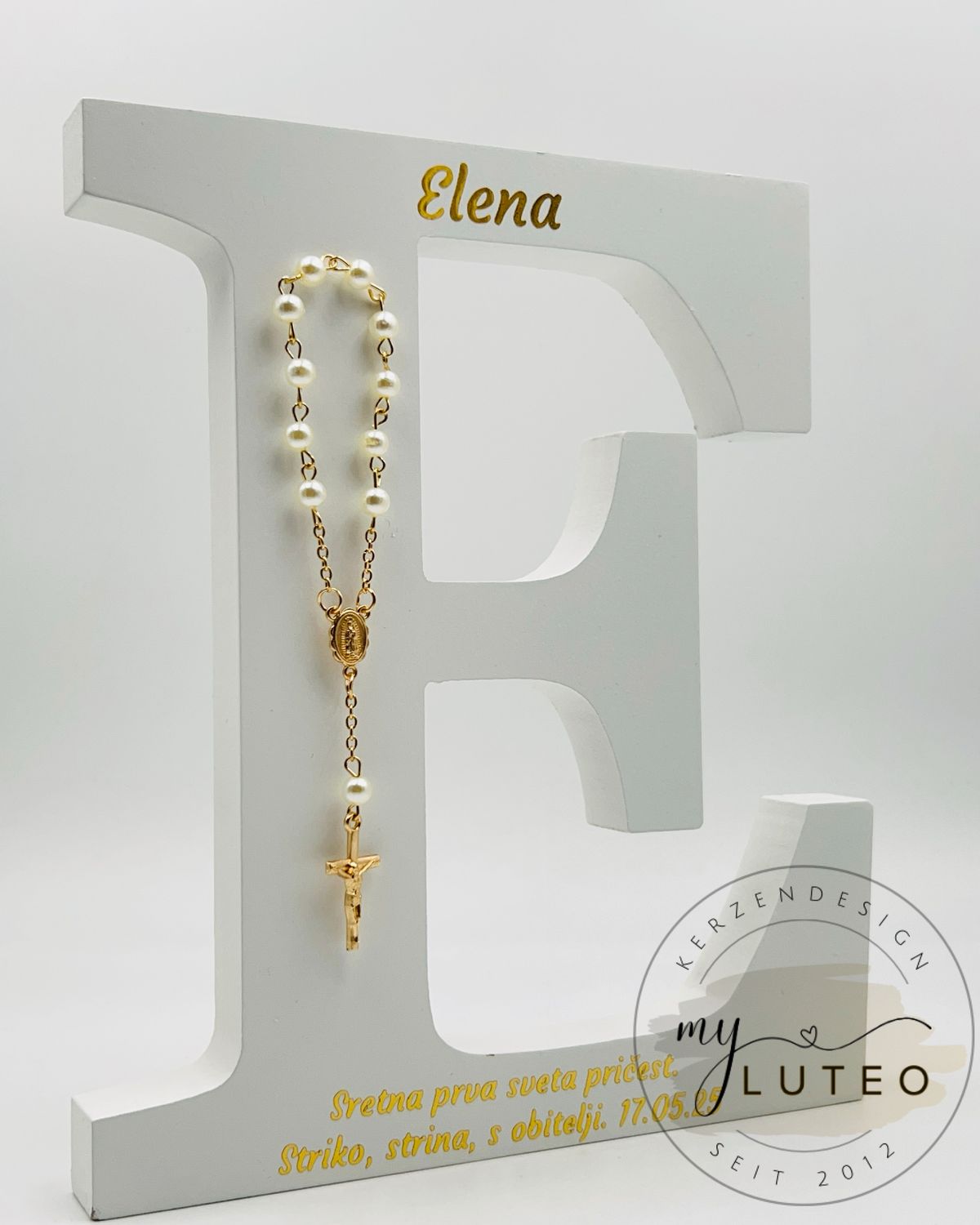 3D-Holzbuchstabe weiß personalisiert mit Rosenkranz 3D-Holzbuchstabe weiß personalisiert mit Rosenkranz