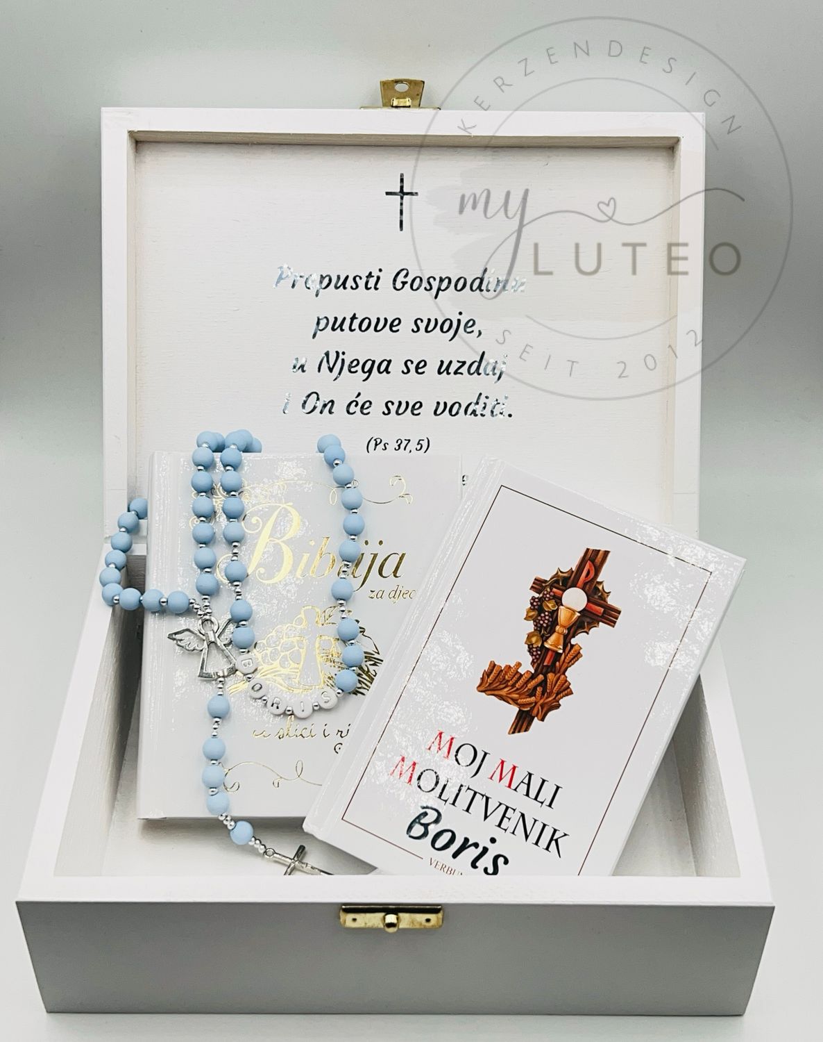 Personalisierte Erinnerungsbox zur Firmung mit kleiner kroatischer Kinderbibel, Gotteslob und Rosenkranz Personalisierte Erinnerungsbox zur Firmung mit kleiner kroatischer Kinderbibel, Gotteslob und Rosenkranz