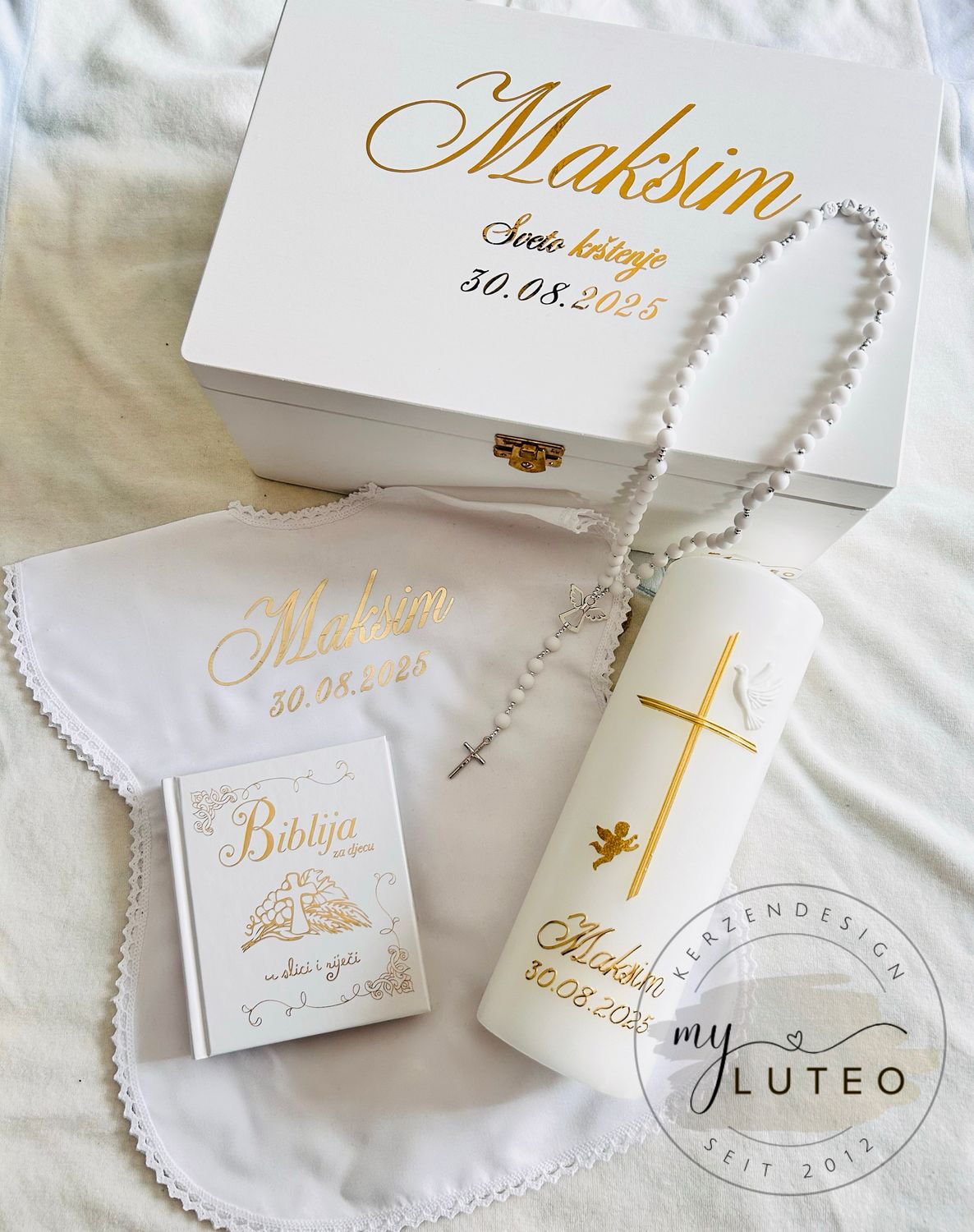Set zur Taufe (Personalisierte Holzbox weiß, Taufkerze, kleine kroatische Kinderbibel, Rosenkranz, Taufhemd) Set zur Taufe (Personalisierte Holzbox weiß, Taufkerze, kleine kroatische Kinderbibel, Rosenkranz, Taufhemd)