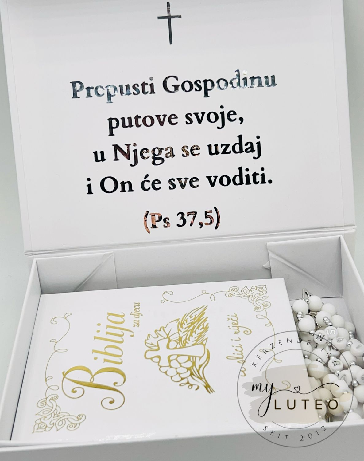 Personalisierte Geschenkbox mit kleiner Kinderbibel auf kroatisch und Rosenkranz Personalisierte Geschenkbox mit kleiner Kinderbibel auf kroatisch und Rosenkranz