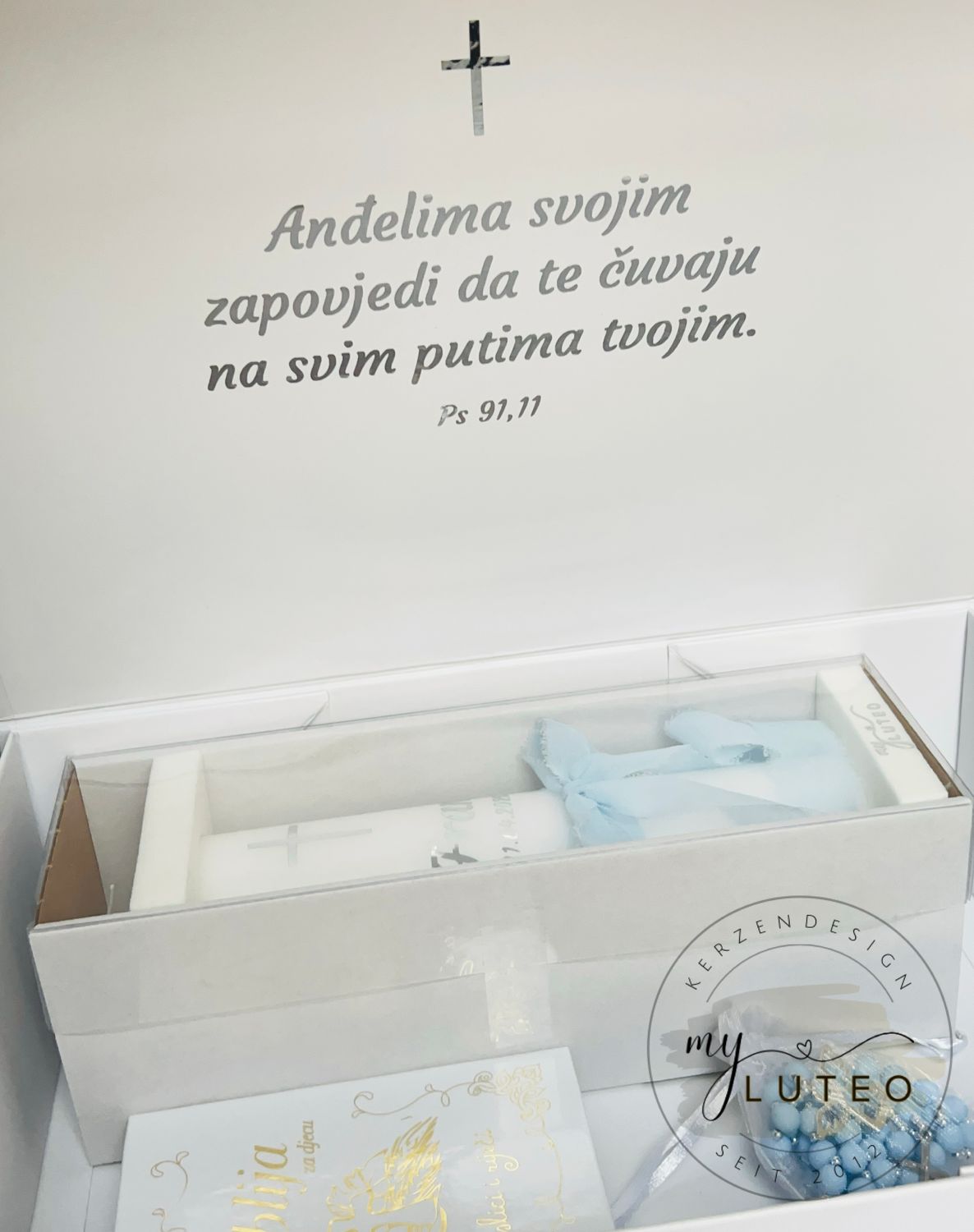 Personalisierte Erinnerungsbox zur Taufe oder Kommunion mit Bibel klein auf kroatisch (Biblija za djecu), Rosenkranz und Kerze