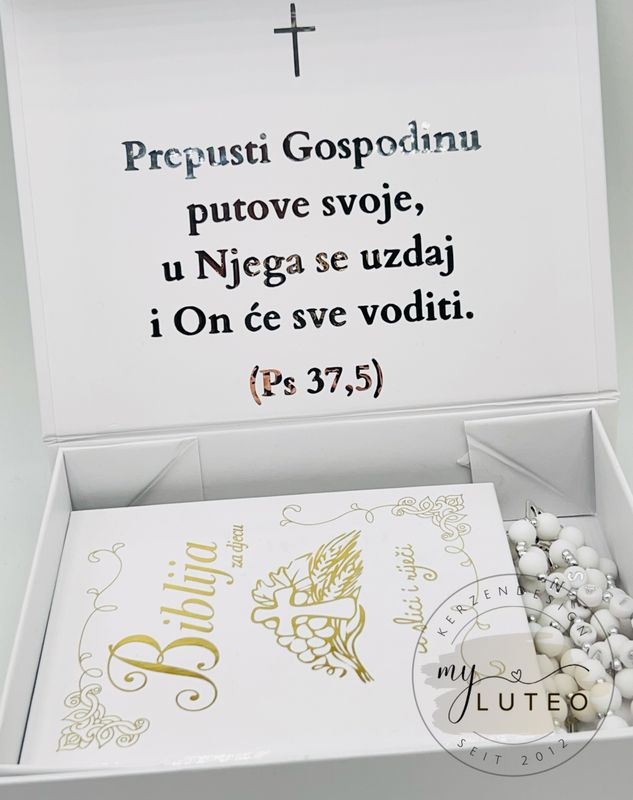 Personalisierte Geschenkbox mit kleiner Kinderbibel auf kroatisch und Rosenkranz
