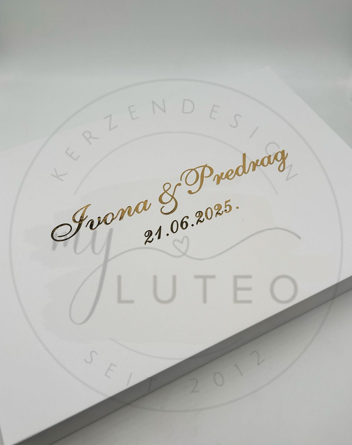 Personalisierte Geschenkbox zur Firmung mit personalisierter Bibel, Firmungskerze und Rosenkranz (kroatisch)