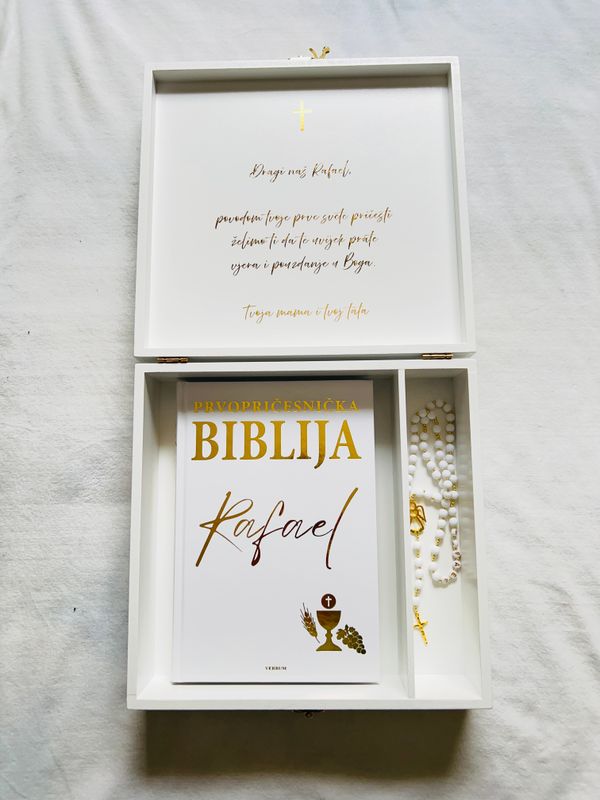 Personalisierte Premium Geschenkbox zur Kommunion (Personalisierte Holzbox, Bibel zur Kommunion auf kroatisch & Rosenkranz)