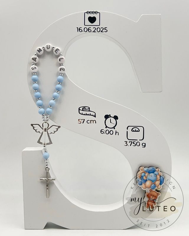 3D-Holzbuchstabe weiß personalisiert mit Rosenkranz und Geburtsdaten