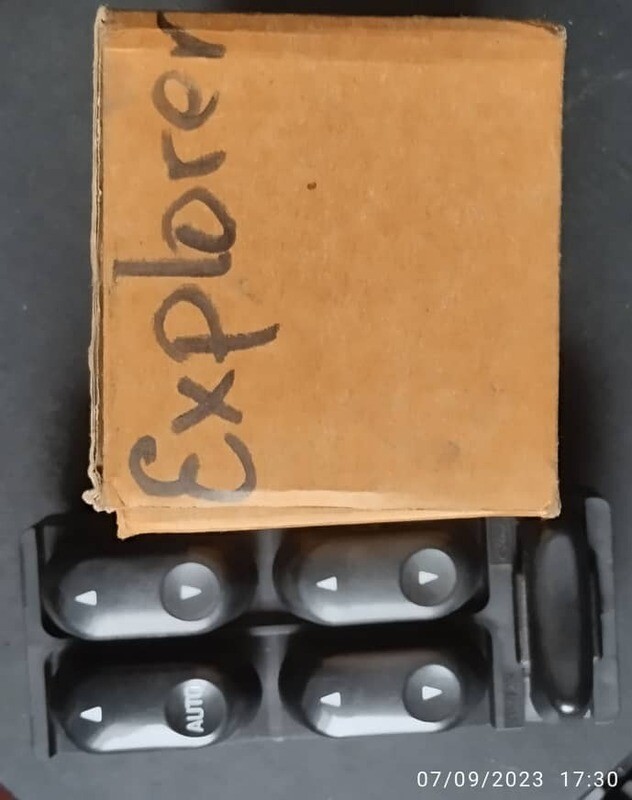 Mando original para subir vidrios de Ford explorer de varias generaciones desde el 2001 al 2005, usado en perfecto estado.
