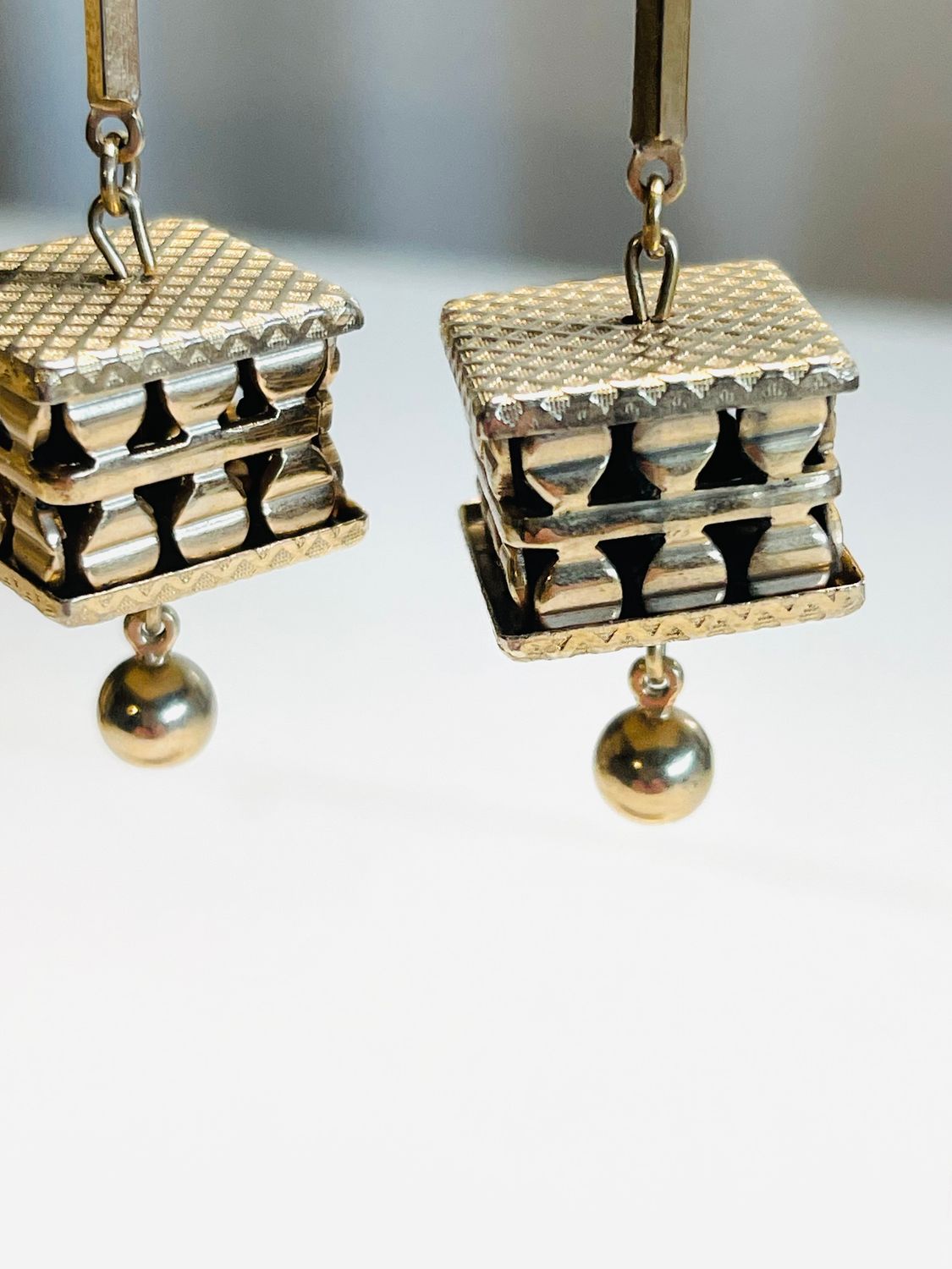 Vtg. 70’s gold tone Pagoda Danglers