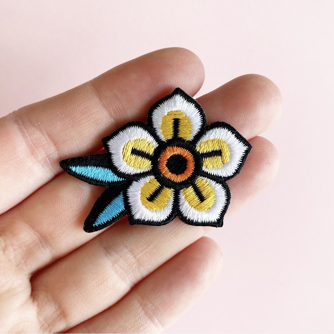 Sailo Flower White and Yellow patch