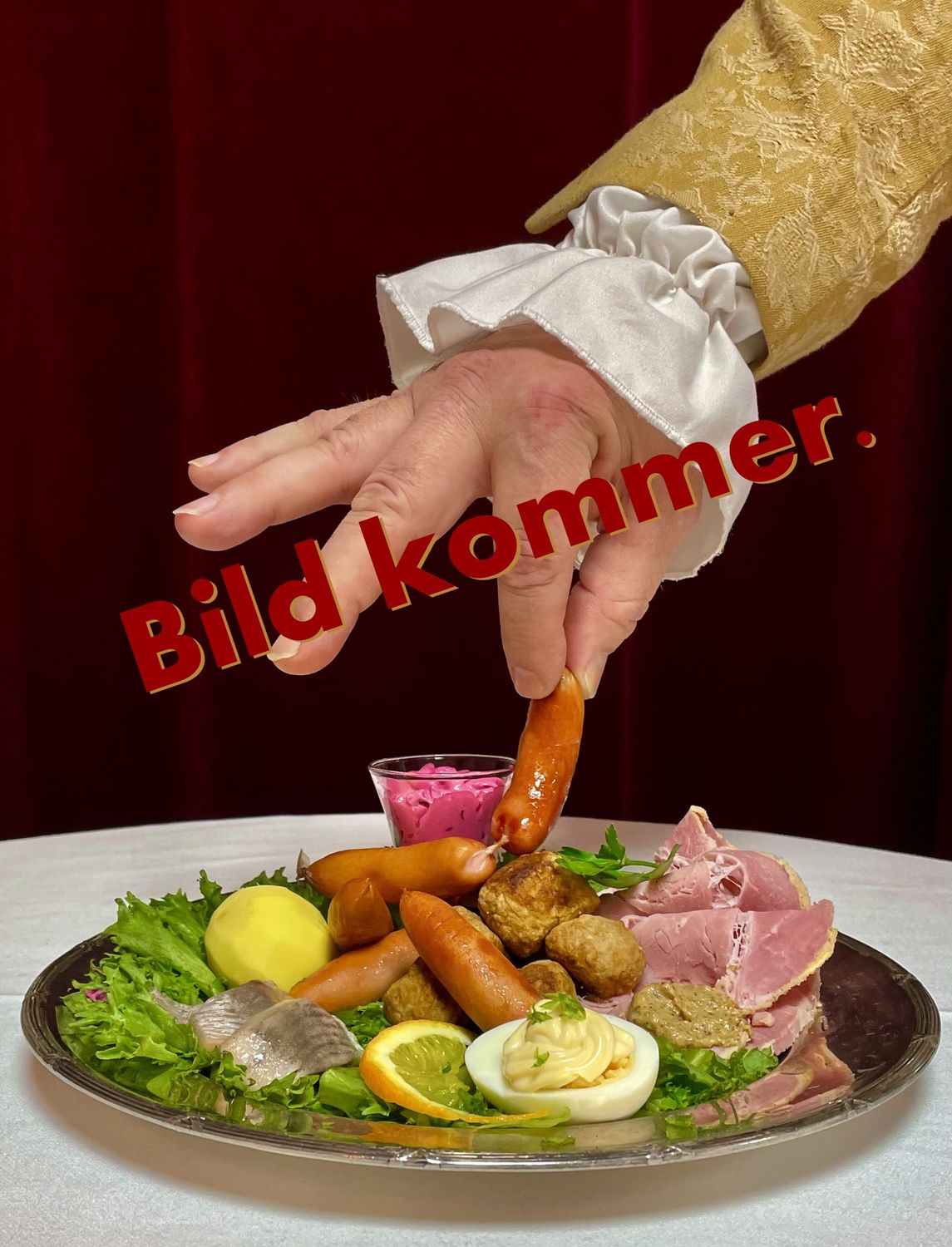Baconlindad, persiljefylld fläskfilé serveras med rosépepparsås och klyftpotatis  (G) (L)
