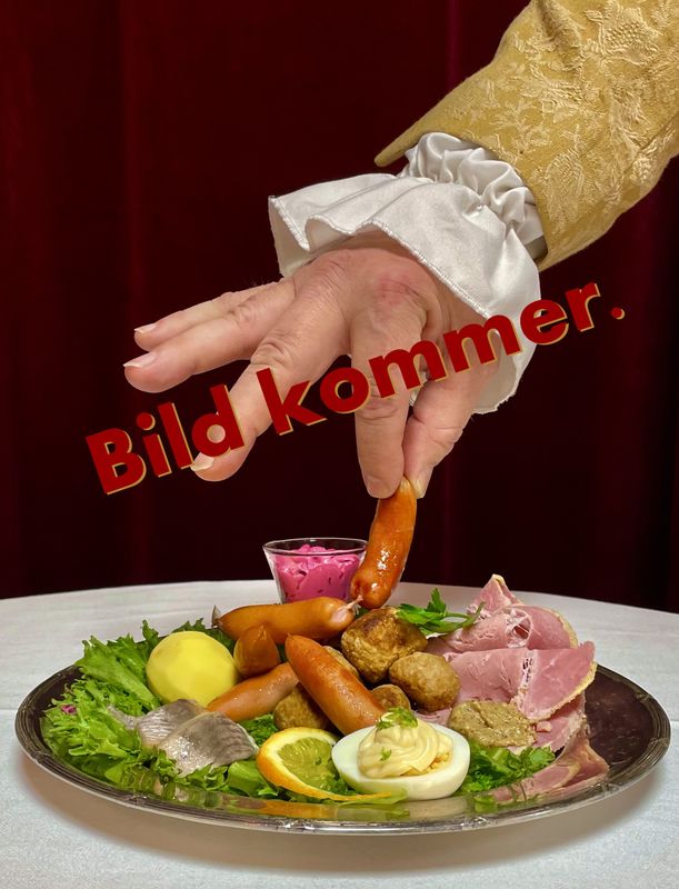 Schnitzel serveras med klyftpotatis och bearnaisesås. (L)