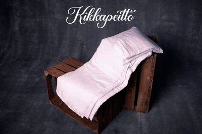 Kikkapeitto (valkoinen) noin 150 cm x 200 cm petaushelmalla (noin 35 cm)