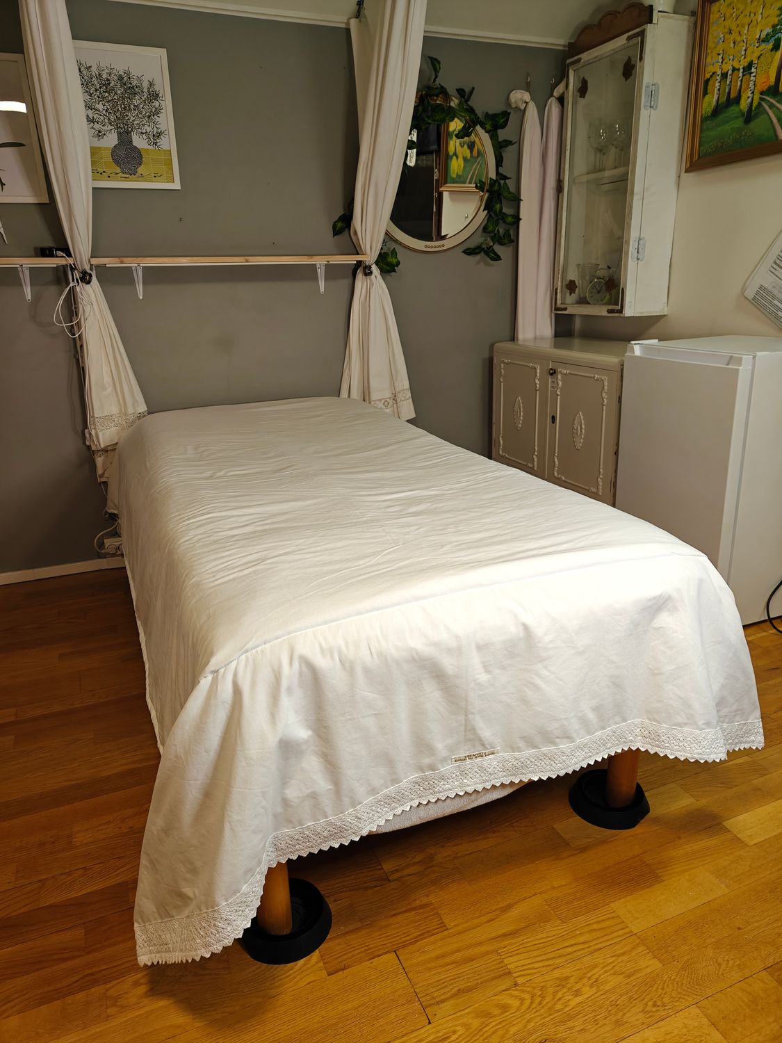 Kikkapeitto (valkoinen) noin 150 cm x 200 cm pitsisellä petaushelmalla (noin 35 cm)