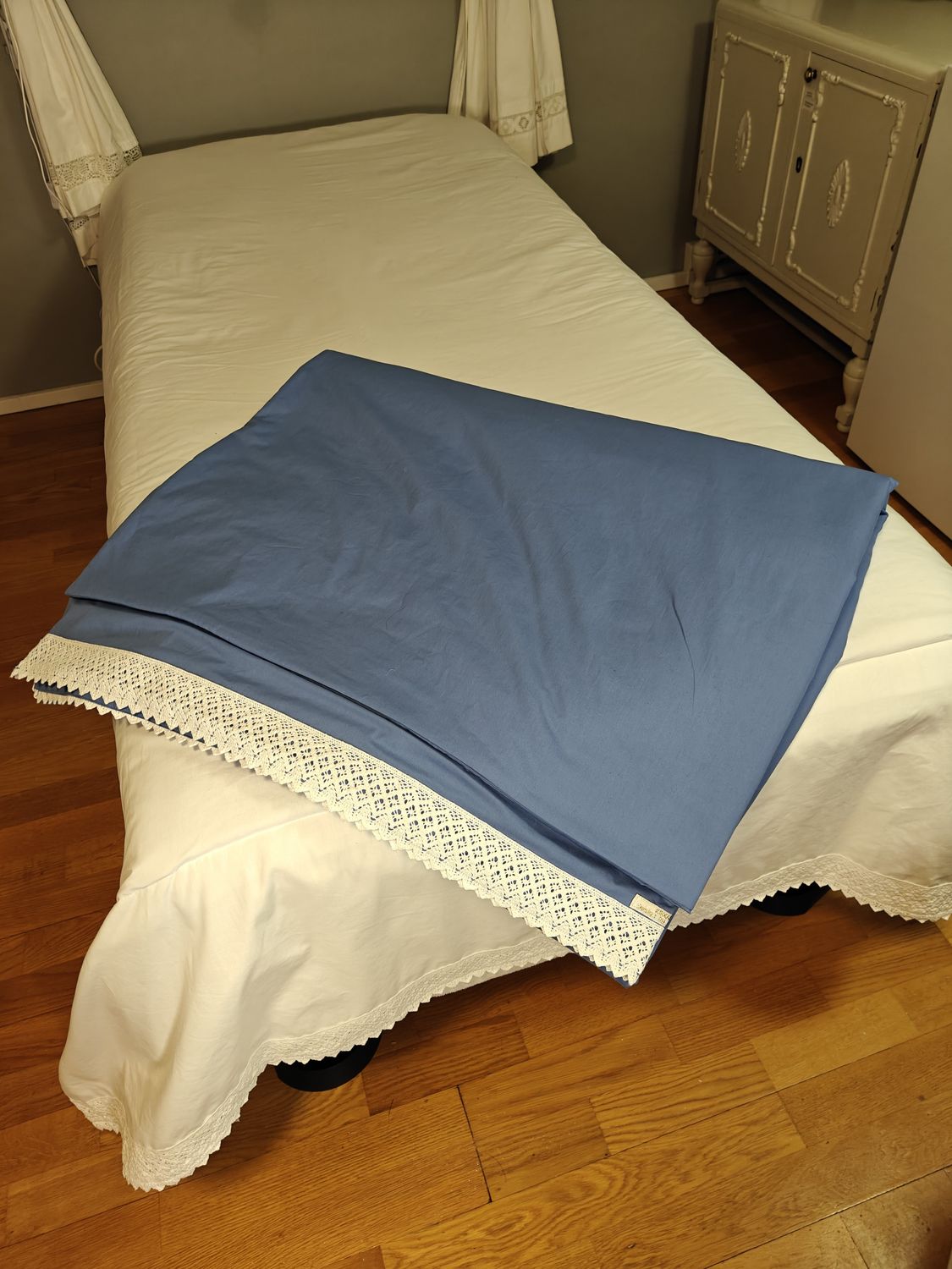 Kikkapeitto (sininen) noin 150 cm x 200 cm pitsisellä petaushelmalla (noin 35 cm)