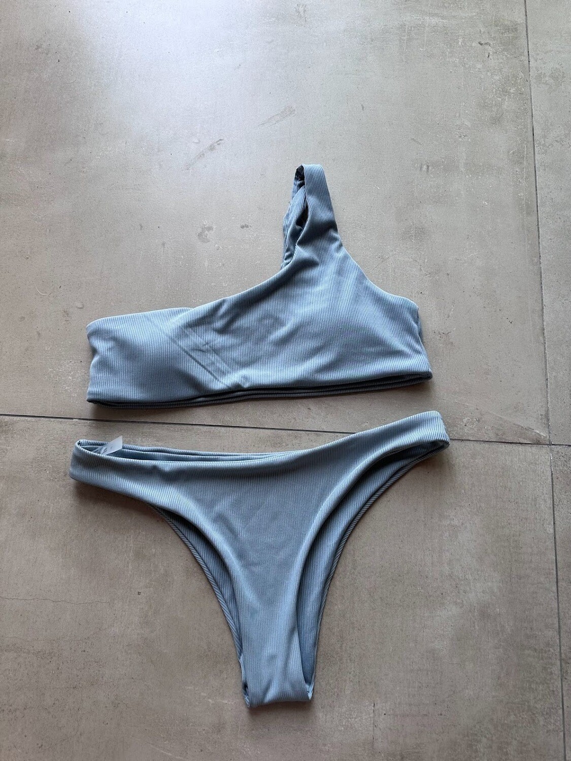 Bikini Talle L tiro alto un hombro