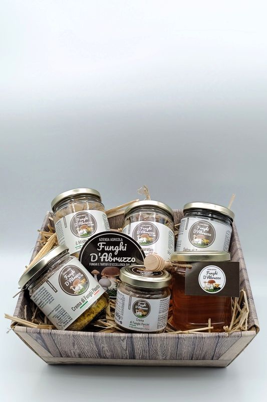 Cesto regalo da 6 pezzi: 1 salsa tartufo nero 180g, 1 crema pleos 180g, 1 miele 250g, 1 crema porcino 80g, 1 misto sott’olio 200g, 1 pleos sott’olio 200g. Cesto regalo da 6 pezzi: 1 salsa tartufo nero 180g, 1 crema pleos 180g, 1 miele 250g, 1 crema porcino 80g, 1 misto sott’olio 200g, 1 pleos sott’olio 200g.