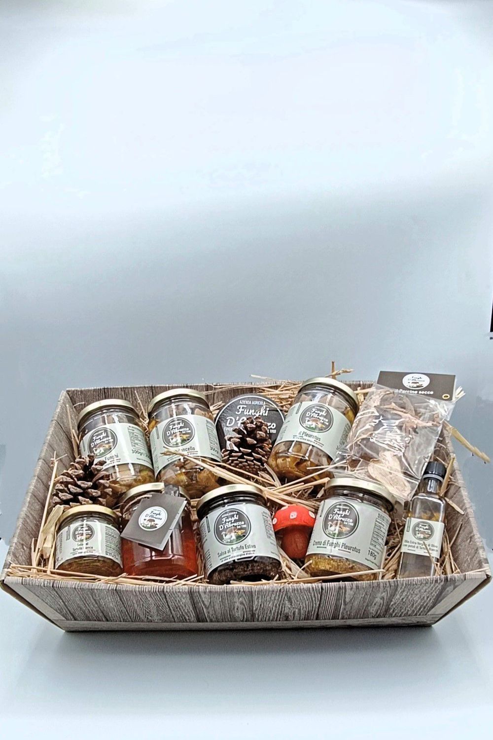 Cesto Grande 9 pz 1 porcino secco, 1 card. sott. 200g, 1 pl. sott. 200g, 1 misto sott. 200g, 1 olio tartufo, 1 salsa tartufo nero 180g, 1 salsa tartufo bianco 80g, 1 miele 250g, 1 crema pleos 180g