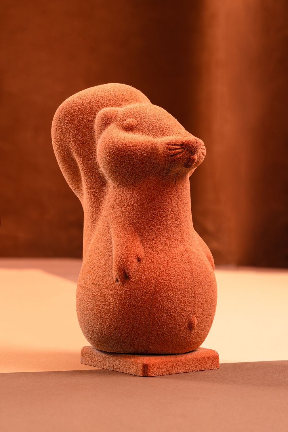 Ecureuil noir garni de guimauves