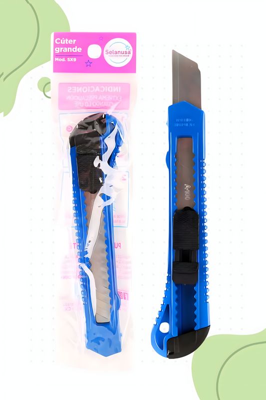 890010 Cutter con mango negro