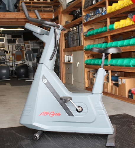 Life Fitness Lifecycle 9500HR Upright Belt Drive  - Remanufactured