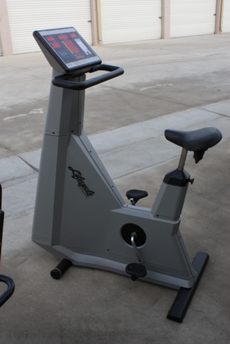 Life Fitness Lifecycle 9500 Upright Chain Drive - Remanufactured
